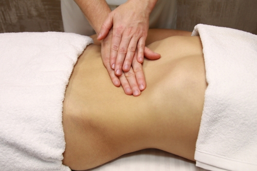 解剖学に基づいた理論的なロミロミ手技を学ぶ