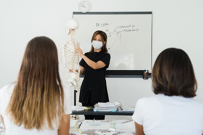 学科のクラスで解剖学や病理学を学ぶ